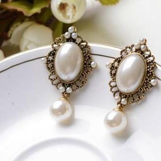 Elegant Gold Pearl Dangling Earrings