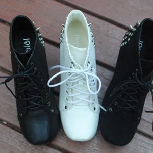 Stylish Black Rivets Chunky Heels Black Boots