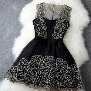 Pure Elegance Black And Gold Sleeveless Lace Party..