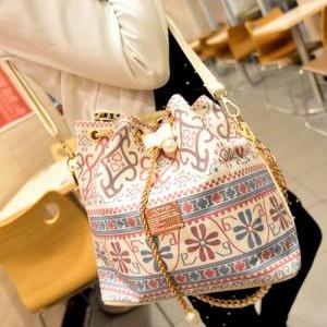 Vintage Style Floral Pattern Bag With Gold Chain..