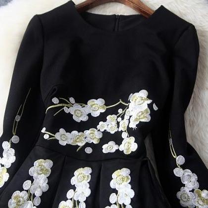 Elegant Black Lace Embroidered Long Sleeve Ball..