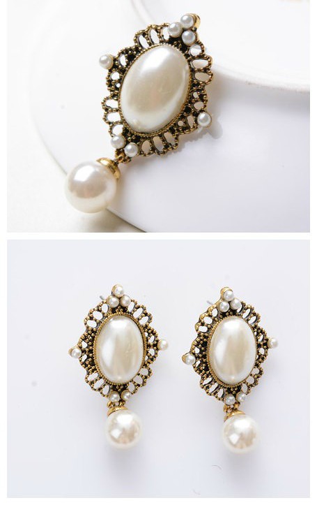 Elegant Gold Pearl Dangling Earrings