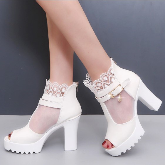 Lace Design Peep Toe High Heels Sandals in Black and White