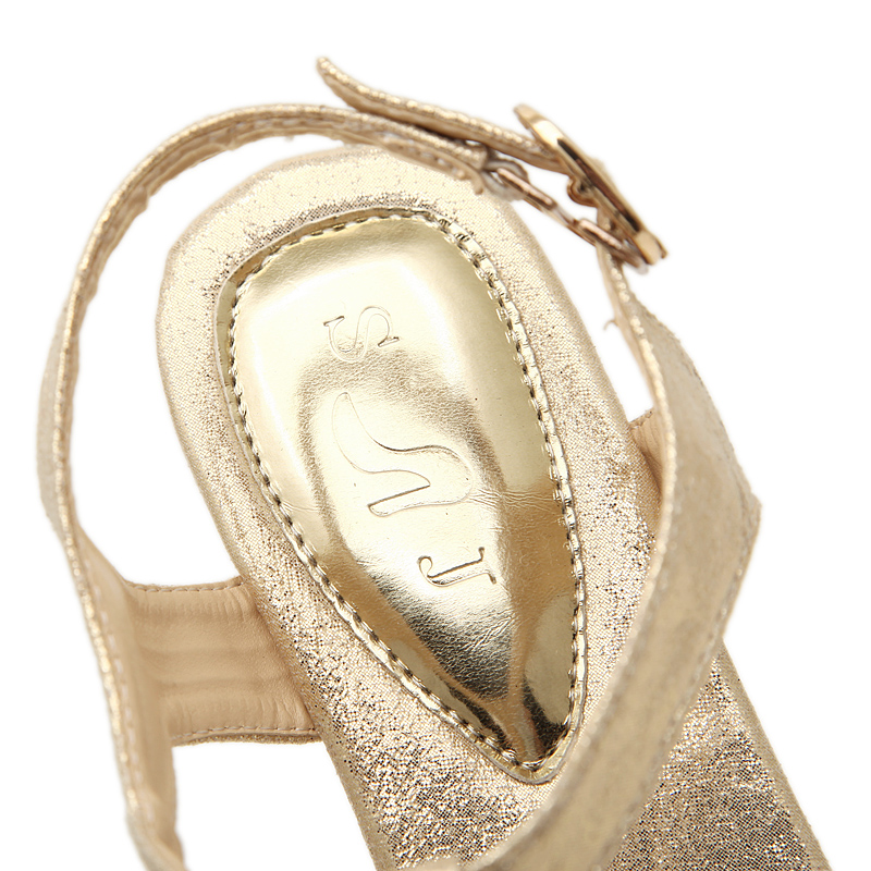 Summer Rhinestone Design Flat Sandals In Metallic Gold on Luulla